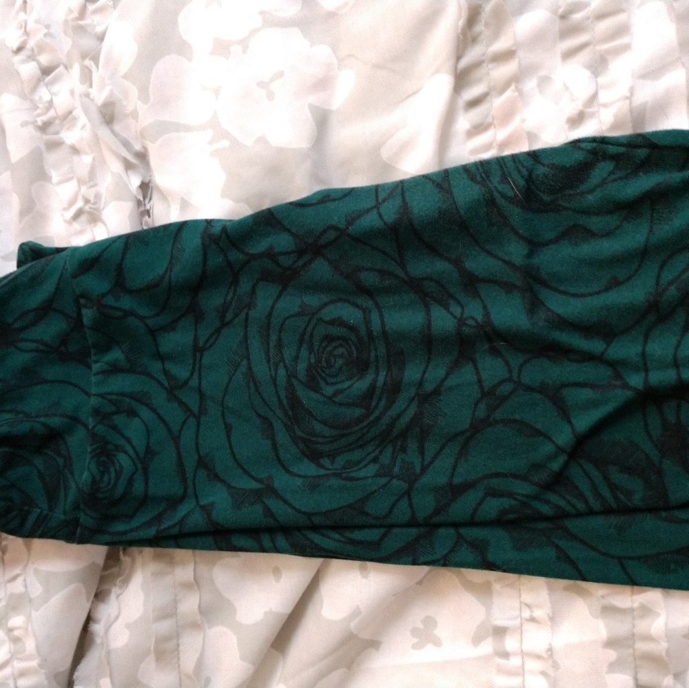 Lularoe Leggings Dark Green Rose print One size
